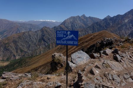 Malý Chimgan, vzadu jsou zasněžené hory v Kyrgyzstánu.